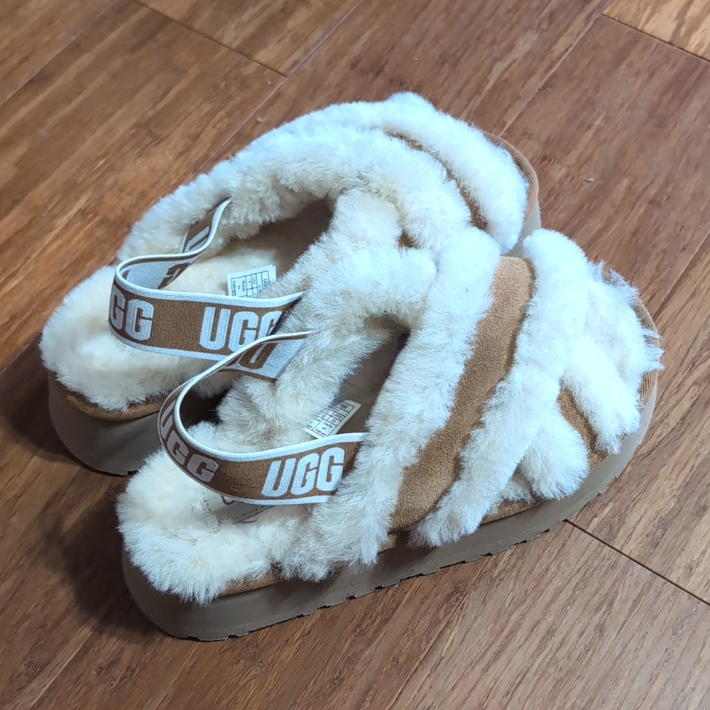 10mm sheepskin upper with suede overlays - Elastic strap with UGG